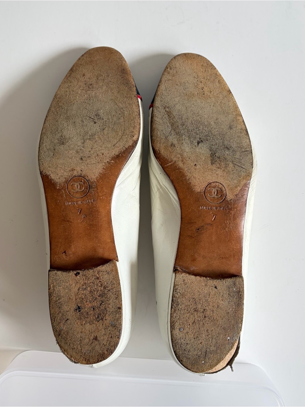 CHANEL Vintage White Leather Ballet Flats with Navy Cap Toe and Red Trim - Picture 7 of 9